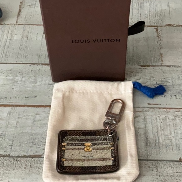 LOUIS VUITTON Porte Cure llystre
Trunk Charm Key Holder - Picture 1 of 10